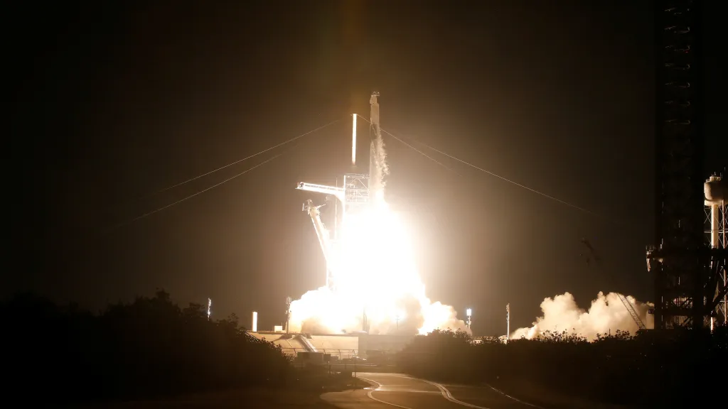 Raketa Falcon 9 společnosti SpaceX vynesla čtyři astronauty na oběžnou dráhu