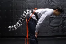 Japonci vyrobili robotický ocas pro člověka. Může pomoci skladníkům balancovat na žebříku