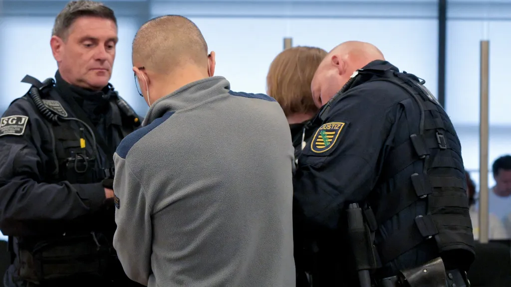 Bývalý asistent Jian G. tehdejšího člena Evropského parlamentu Maximiliana Kraha přichází do soudní síně