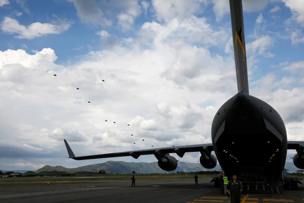 Příprava výsadku 82. výsadkové divize americké armády během cvičení v Kolumbii
