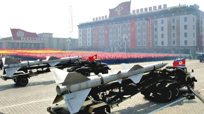 Dubnová vojenská přehlídka v Pchjongjangu