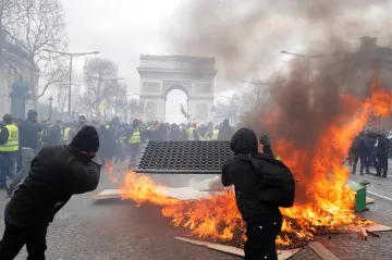 Možný zákaz demonstrací i nový šéf pařížské policie. Francie reaguje na devastující řádění žlutých vest