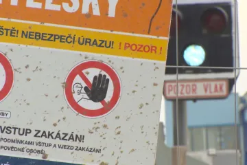 Chodci riskují život na uzavřeném přejezdu v Českých Budějovicích