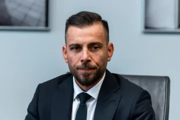 Primátorem Mostu se stal dosavadní náměstek Hrvol. Jeho předchůdce Paparega rezignoval