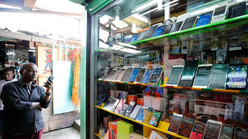 Muž telefonuje u stánku s mobily a tablety v gabonském hlavním městě Libreville