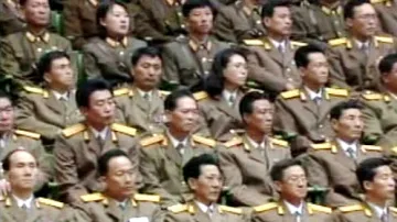 Armádní důstojníci na zasedání severokorejského parlamentu