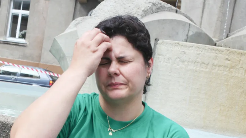 K tomu si půjčila 300 tisíc na rekonstrukci domu od nebankovní společnosti, která nepožadovala žádnou zástavu ani ručitele. I Moniku ale dluhy dostihly. Nestíhala termíny a splátky se navyšovaly. Zaměstnání, které stačilo na vyřízení půjčky už nestačilo na pokrývání splátek.