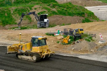 V létě se částečně otevřou nové úseky D7 ve středních Čechách. Staví se i jinde