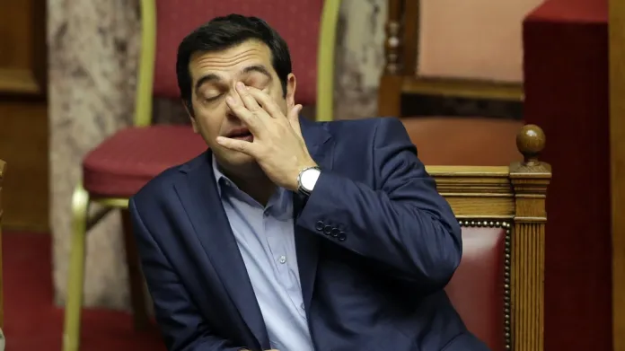 Premiér Tsipras při dlouhém jednání v parlamentu