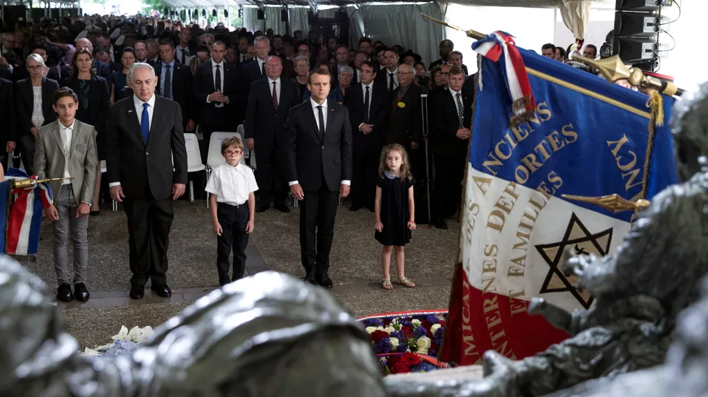 Benjamin Netanjahu a Emmanuel Macron uctili památku deportovaných Židů