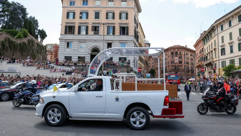 Rakev s pozůstatky papeže Františka vyjíždí na cestu do baziliky Panny Marie Sněžné