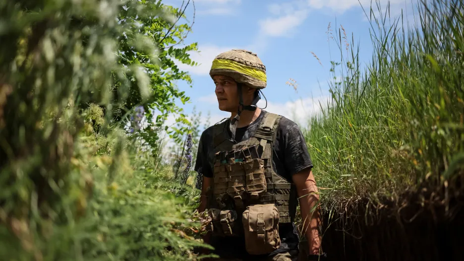 Ukrajinský voják v zákopech na donbaské frontě