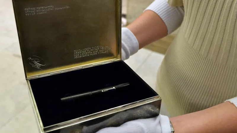 Pero, kterým podepsal německý vojenský velitel kapitulaci německých vojsk v Praze 8. května 1945.