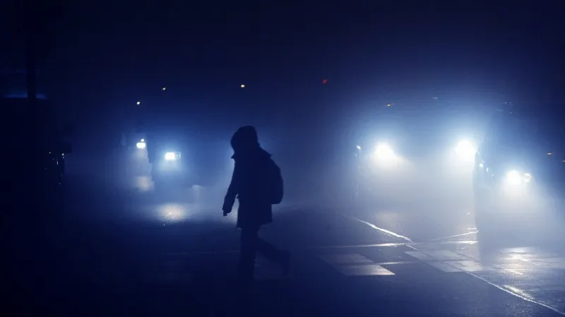 Přes výzvu, aby lidé nechali auta doma, jsou ulice plné.