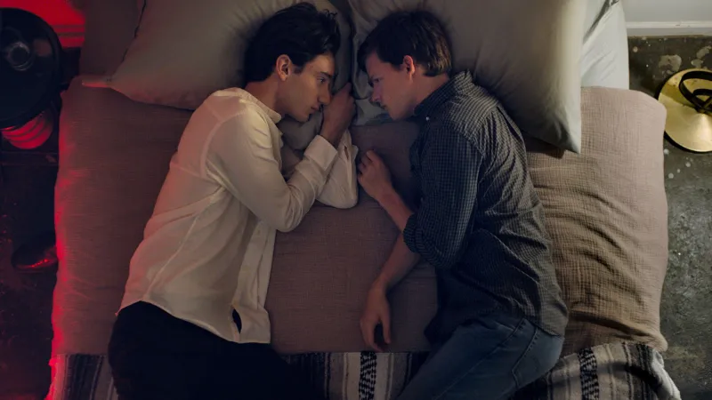 Theodore Pellerin a Lucas Hedges ve filmu Boy Erased