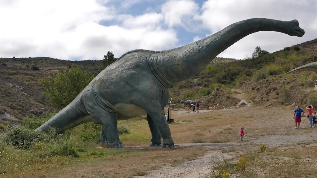 Model brachiosaura v zábavním parku