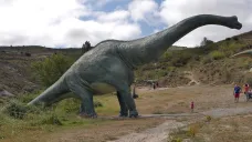 Model brachiosaura v zábavním parku