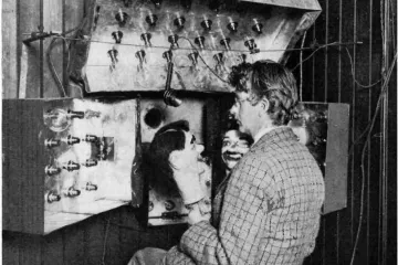 Televizní signál před 90 lety poprvé přelétl Atlantik. Pomohly k tomu loutky i bedna od čaje