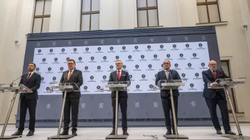 Členové končící vlády na snímku z 6. listopadu 2025