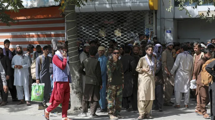Před bankami v Kábulu se tvoří fronty kvůli výběru peněz