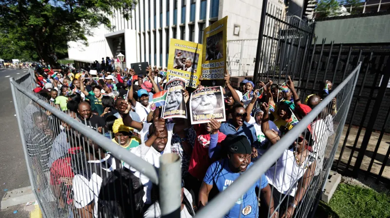 Jihoafričané se přišli naposledy rozloučit s Mandelou