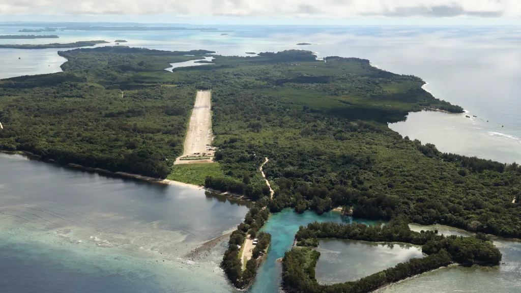 Letiště na ostrově Peleliu, které rozšiřují Američané