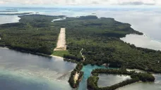 Letiště na ostrově Peleliu, které rozšiřují Američané