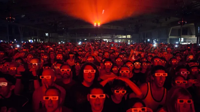 Na vystoupení Kraftwerk se fasovaly speciální 3D brýle