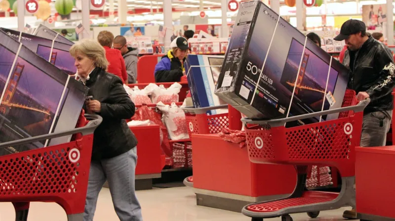 Černý pátek v USA - lidé nakupují televize se slevami