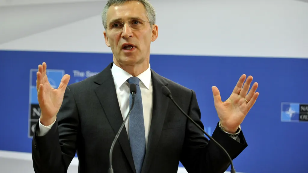 Jens Stoltenberg na brífinku k výroční zprávě NATO