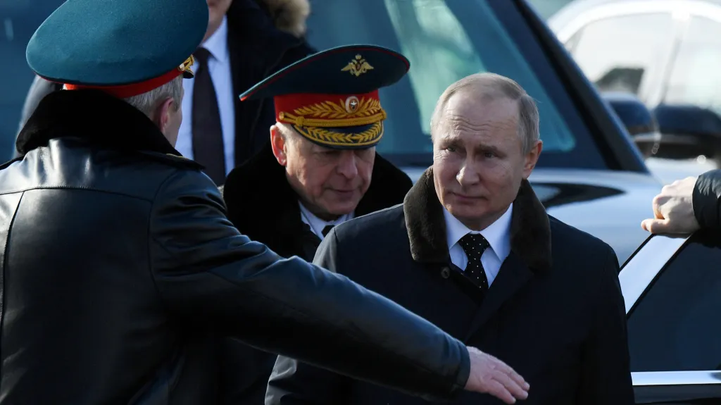 Vladimir Putin koncem února na ceremoniálu u hrobu neznámého vojína v Moskvě