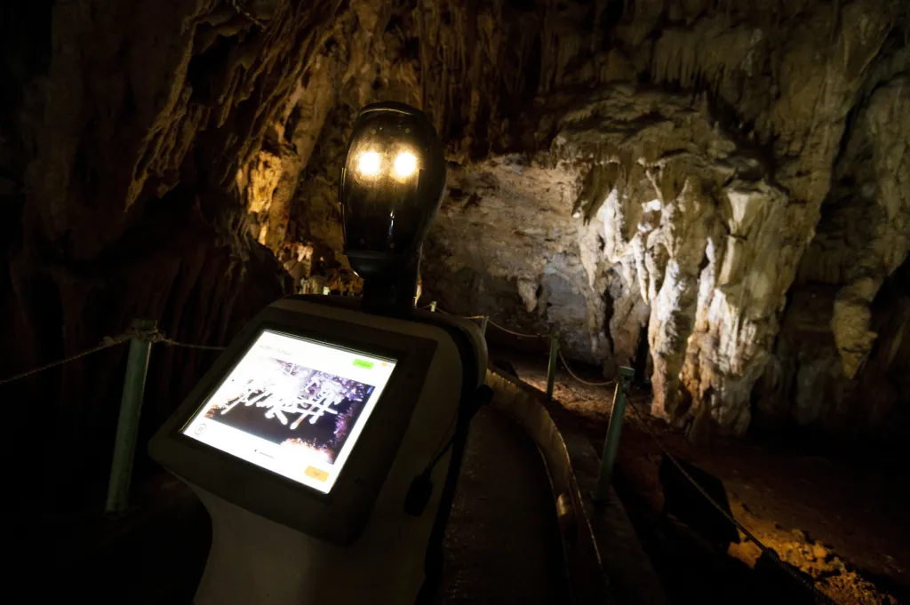 První robotí průvodce na světě, který předává informace turistům v jeskynním systému, se jmenuje Persefona. Turistům slouží v řecké jeskyni Alistrati