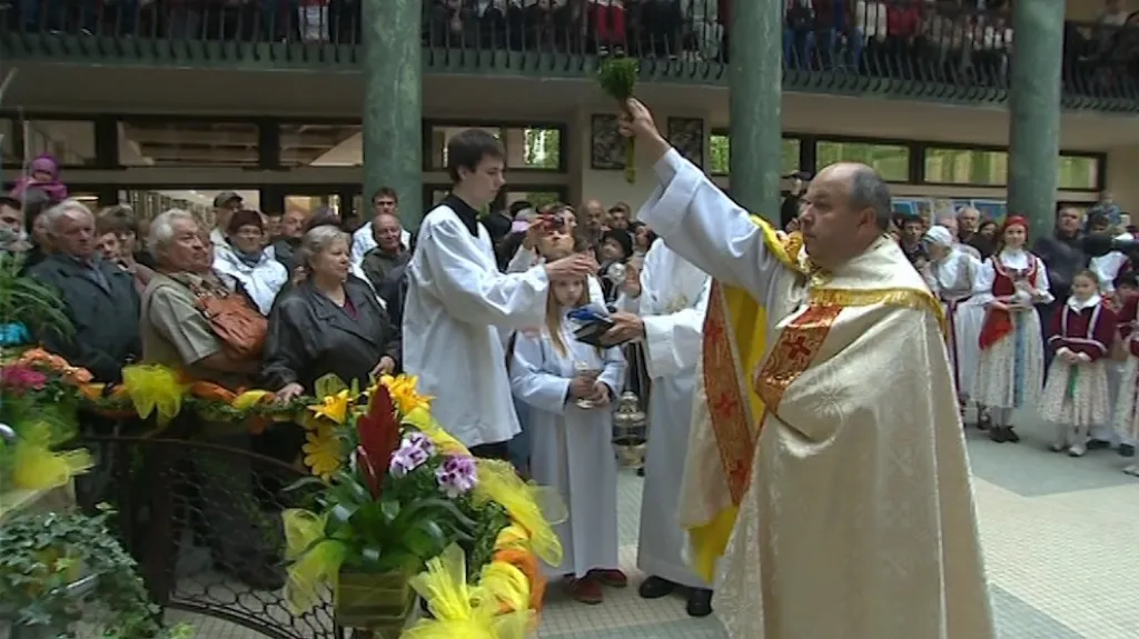 Na každoroční svěcení pramenů přišly desítky lidí