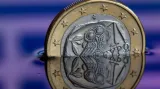 Události: Euro se opět octlo na rekordním minimu
