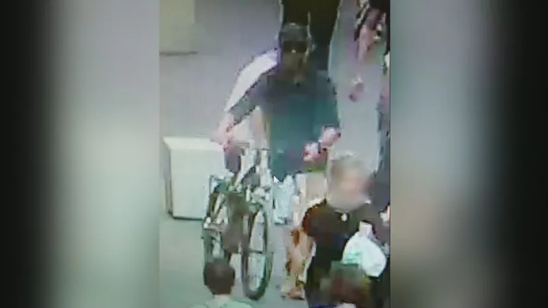 Podezřelý muž na záběru bezpečnostní kamery