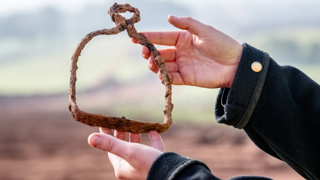 Jezdecký třmen nalezený při archeologickém výzkumu na budoucím úseku dálnice D11 z Jaroměře do Trutnova