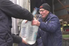 Ukrajinské vesnice se připravují na tuhou zimu. Humanitární organizace rozvážejí palivo či pitnou vodu