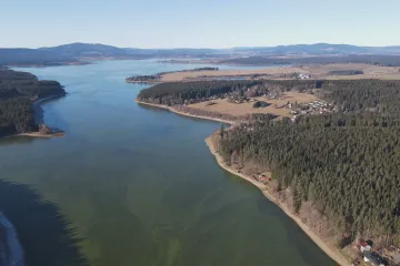 Nízká hladina Lipna odhalila nelegální výpustě