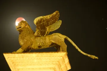 OBRAZEM: Částečné zatmění. Měsíc se v noci ze dvou třetin zahalil do rudé