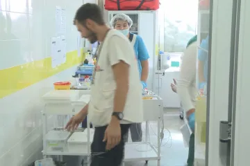 Denně přibývají oběti ruského bombardování. Štáb ČT natáčel v nemocnici poblíž frontové linie