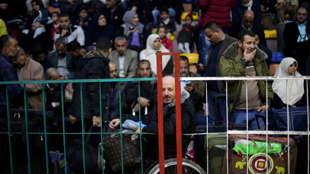 Palestinci míří přes přechod v Rafahu do Egypta
