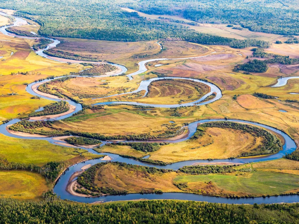Ye Dong, řeka Nanweng v Číně: Klikatá životní linie

Řeka Nanweng se vine zlatými poli a zalesněnými pláněmi v severovýchodní Číně a tvoří jednu z nejdůležitějších obilnářských oblastí země. Její klidný tok podporuje ekosystémy i zemědělství a díky úrodné naplavené půdě a sezonnímu zavlažování zajišťuje obživu obyvatelům – je tichým svědectvím trvalého spojení mezi vodou, zemí a životem