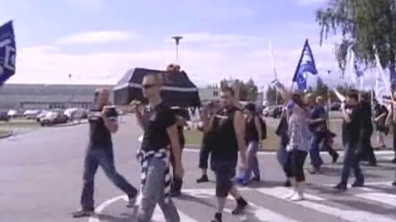 Zaměstnanci AEES Stříbro pohřbívají firmu