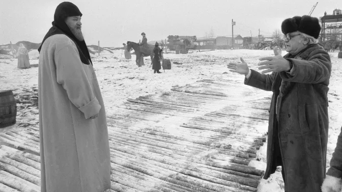 Sovětský herec a režisér Sergej Bondarčuk (vpravo) při natáčení československo-sovětského koprodukčního filmu Boris Godunov v pražském filmovém studiu Barrandov v lednu 1985