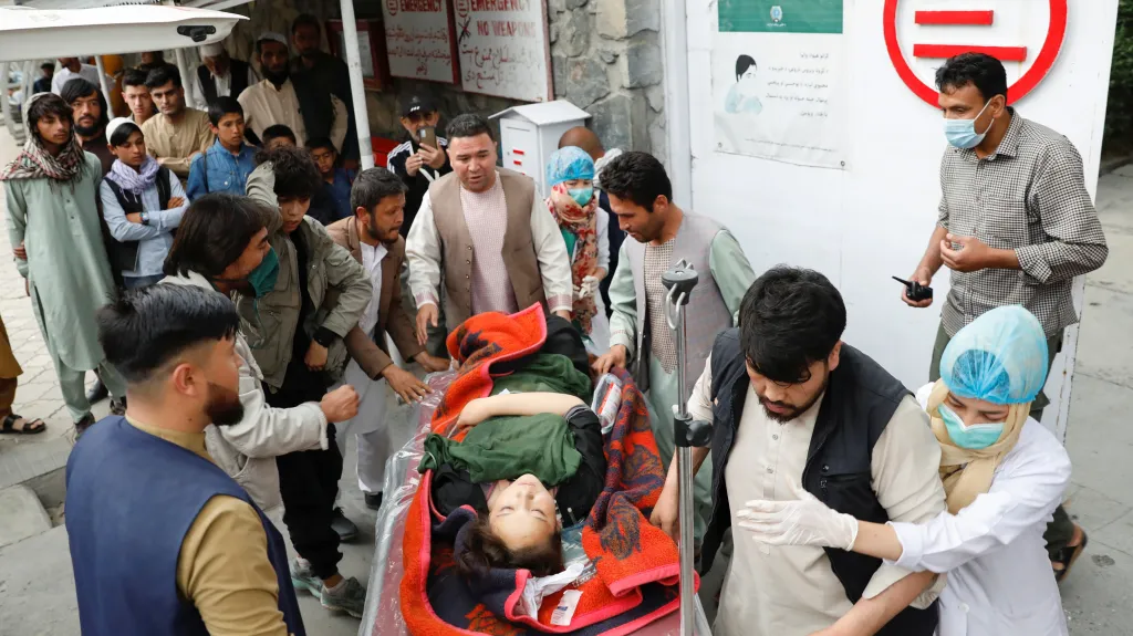 Transport zraněných po výbuchu v Kábulu do nemocnice