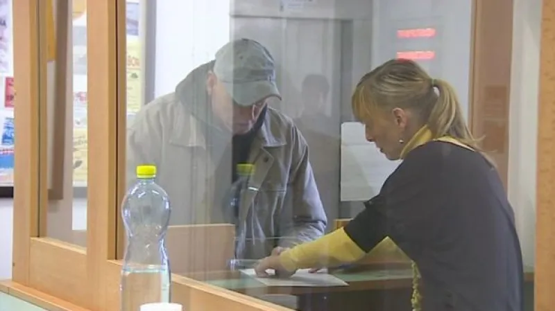 Události, komentáře k vyplácení sociálních dávek na úřadech