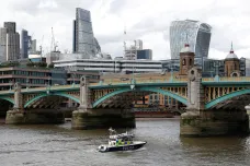 Útok v Londýně má osmou oběť, policie našla v Temži tělo muže