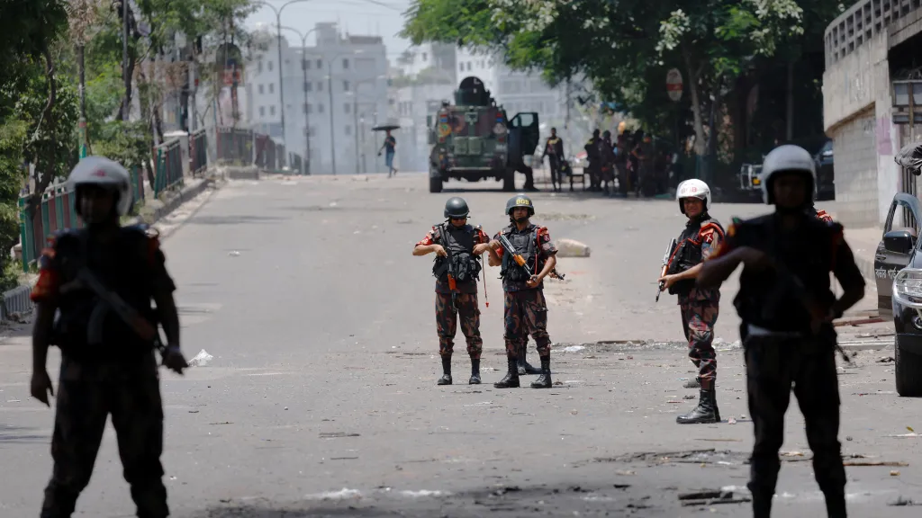 Bangladéšská pohraniční stráž v ulicích Dháky