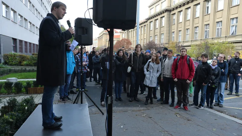 Předseda akademického senátu Fakulty informačních technologií ČVUT Stanislav Jeřábek hovoří k účastníkům protestního shromáždění proti rektorovi ČVUT