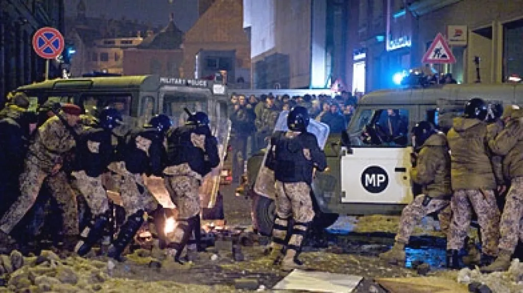 Násilnosti při protestech v Rize